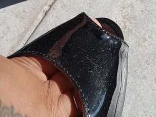 Ferreira studios: काली चमकती खुली एड़ी के जूते में पोज दे रही है