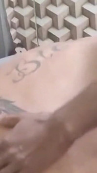 棕发丰满女在和BBC做爱时射精