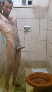Saya mandi dengan pancuran mandian yang keras dan melancap sehingga saya pancut