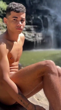 Garoto latino sexy passa uma tarde quente em casa todos os dias