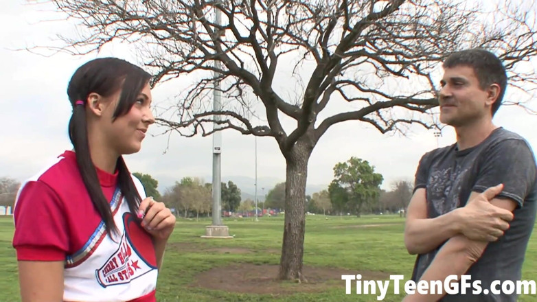 Tiny Teen GFs: Sexy teen roztleskávačka sex staršího muže