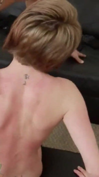 Terwijl haar vriendin een douche neemt, neukt de sexy blondine de lul van de man