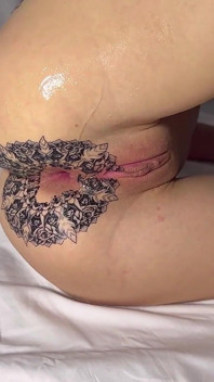 Tatuaggio con il buco anale che scopa nel culo