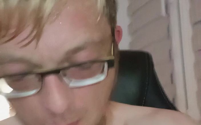 Dikk Richards: Grote en enorme pik masturbeert in zijn slaapkamer