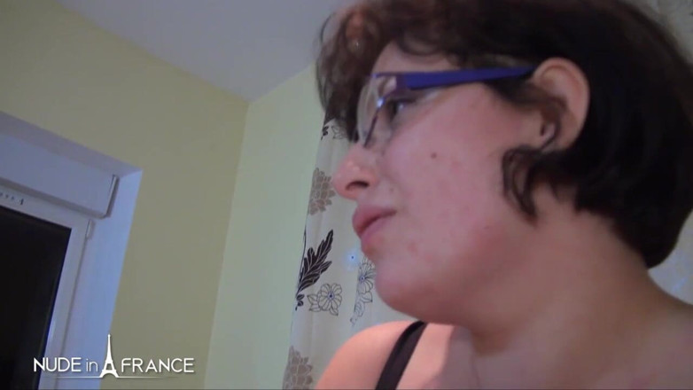 Nude in France: Dos gorditas milf follan con consolador antes de compartir una...