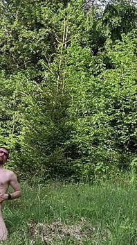 Mi masturbavo fuori nel bosco completamente nudo, enorme