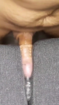 Pieprzę sztuczną pochwę zerżniętą na kanapie - Soloxman