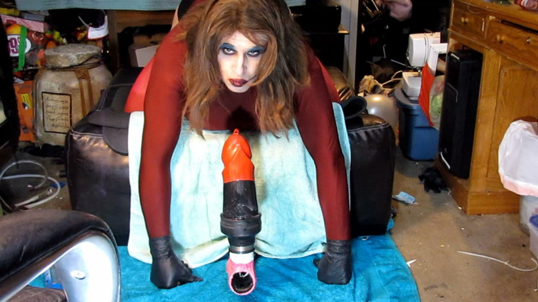 Ass destruction of a hetero sissy slut: Трахнутая и растянутая, одетая в красное