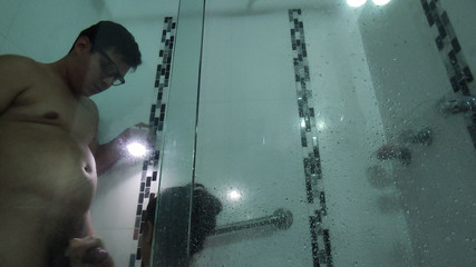 Crisanto999: 我们在淋浴继子里性交，没有人会注意到，但记录我