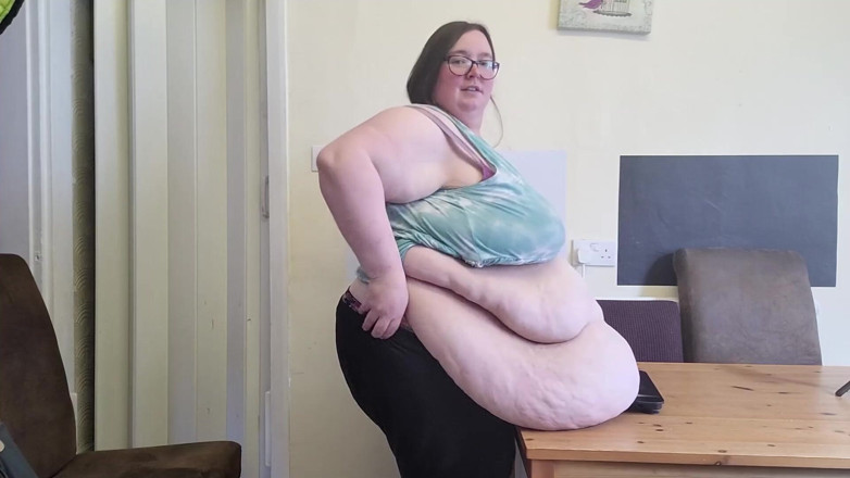SSBBWLadyBrads: Magen väger i sidan på
