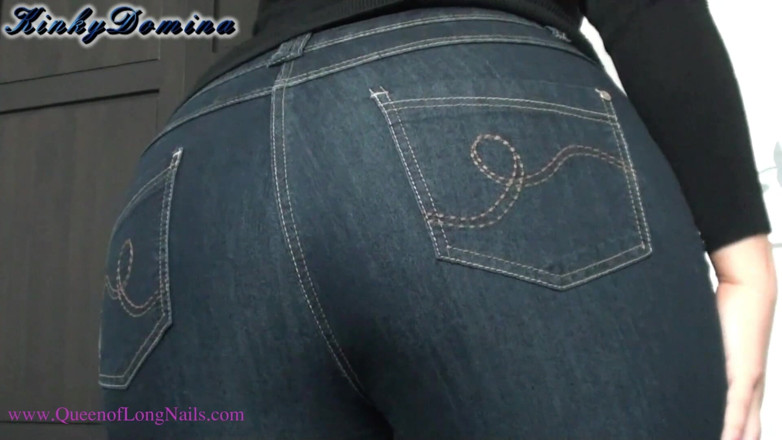 KinkyDomina: เล็บสีชมพูสไตล์สติเล็ตโต้ลูบไล้ก้นเซ็กซี่ในกางเกงยีนส์
