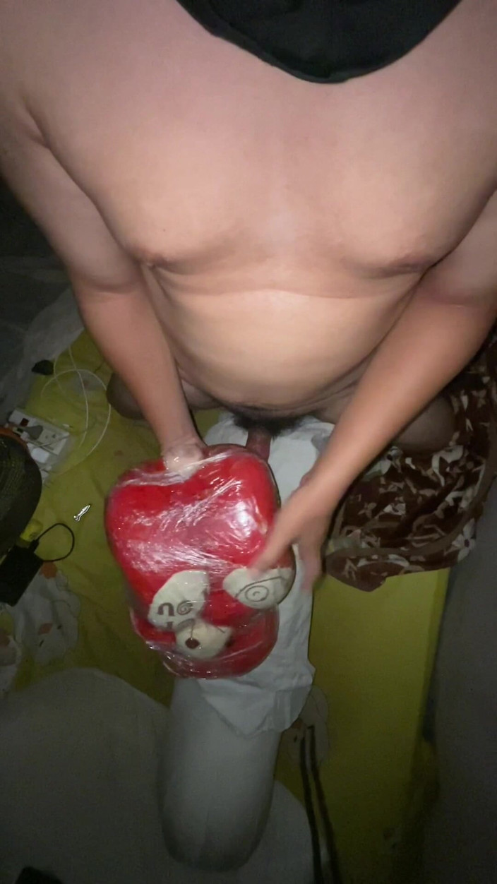 Milky Tata: Чувак-twink трахає іграшку ляльки і кінчає на його іграшку, частина 2