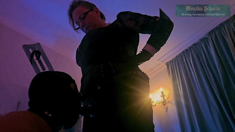 Strict Senz: Monika Schmidt trénink kouření paroháčská strapon děvka plivá verbální ponížení