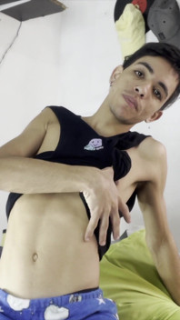 Joven colombiana con una polla enorme se corre hasta que explota de placer