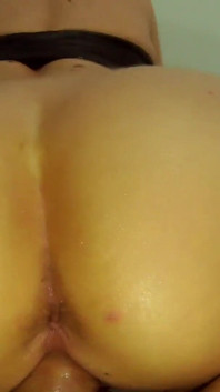 Une MILF fait bander une bite et reçoit un creampie en POV