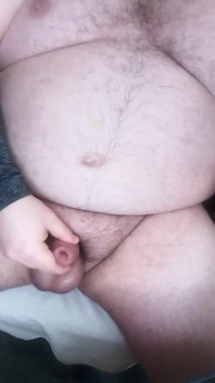Dat üvey baba pompalanan penisini gösteriyor ve mahvolarak orgazm oluyor