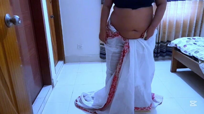 Aria Mia: 직장 남자에게 따먹히는 거유 인도녀