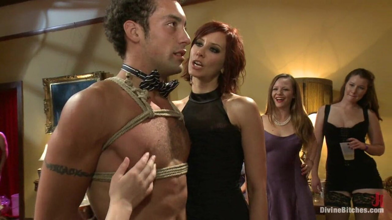 Divine Bitches by Kink: Petrecere în pijamale