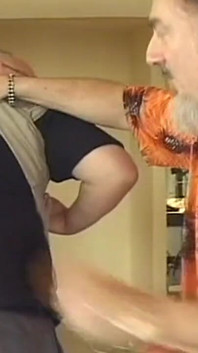 Dvě nezbedné ženy sdílejí parní kobercovou žíravou zábavu