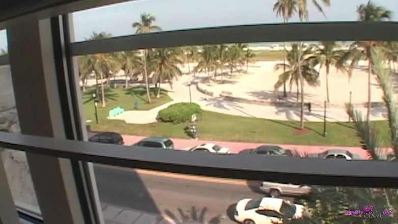 Naughty Black Girls: Conocí a la rubia hace cinco minutos pero ya se...