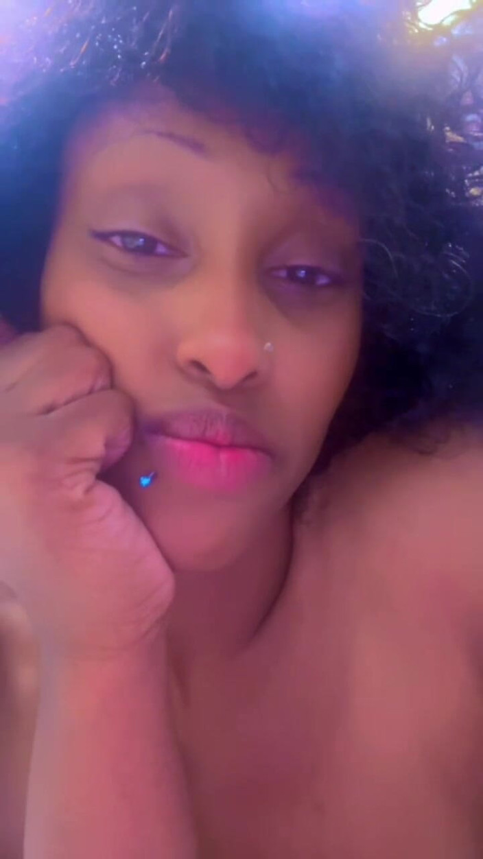 Shuga Avry: Mangiando la mia figa fino a quando non sborro! Ebano...