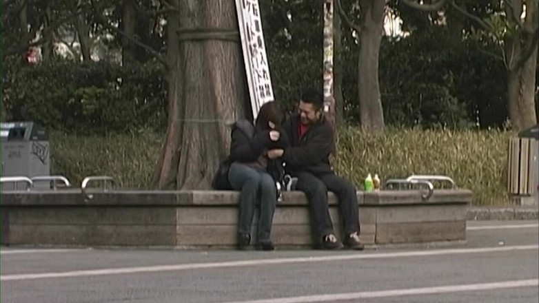 JapaneseAmateur: Reife brünette MILF flirtet wild mit glücklichem fremden im freien