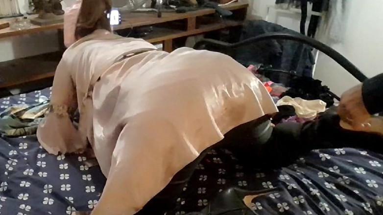 Amouldolo: Scopata amatoriale francese in abiti di raso e lingerie