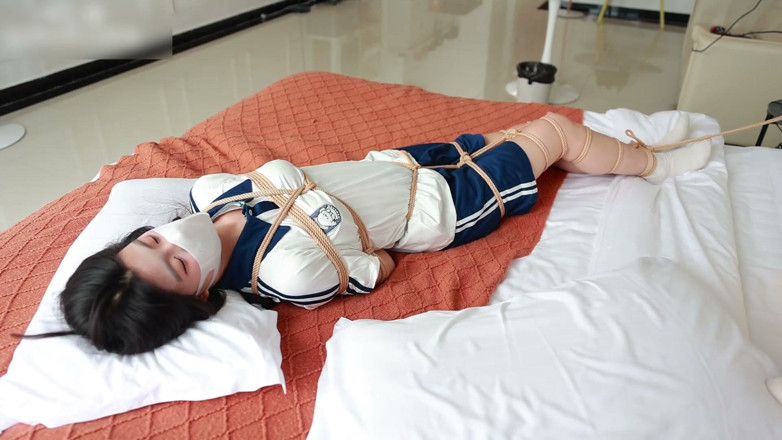 Asian bondage: Den oskyldiga flickvännen är bunden med rep i sin collegeuniform