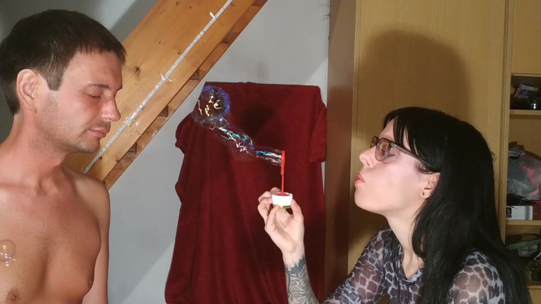 Beth Kinky: Ragazzo schiavo di fronte alle bolle