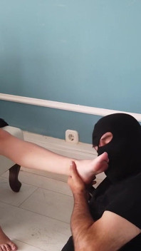 Saya menyembah kaki seorang wanita muda