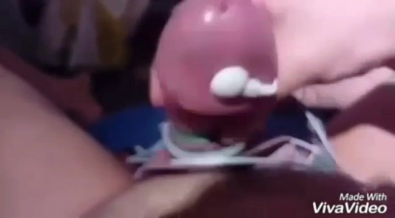 Homo Kotilainen: 人 Kotilainen 在阳台上撸管并射在沙发上。