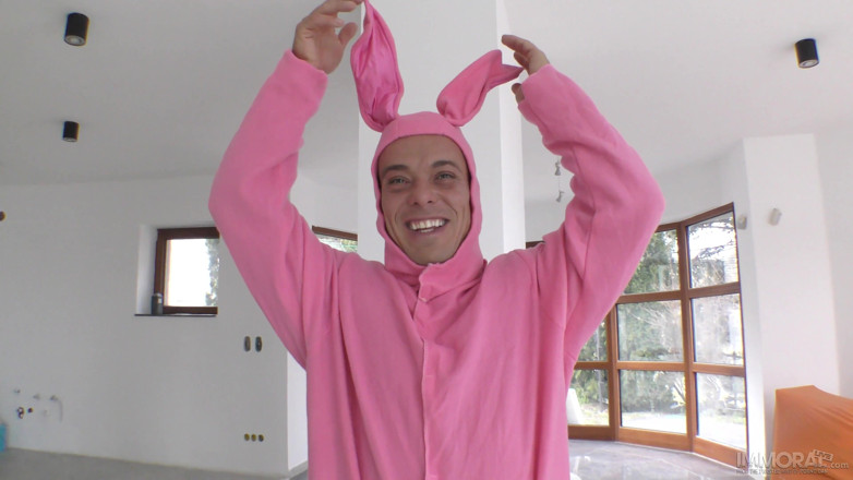 Immoral Live: La coniglietta di Pasqua prende la verginità anale di emily...