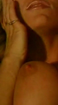 Geile blonde MILF reitet leidenschaftlich in auto und couch