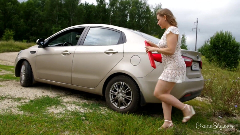 MILF Oxana: Dumb blonde and stalled car