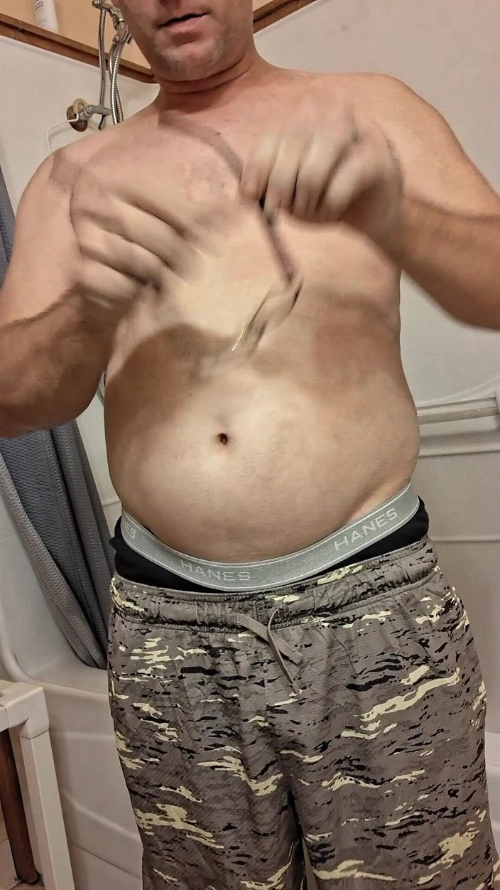 DubeSnackes: Dubesnackes, ukazování času a mydlení a tření jeho sexy těla.