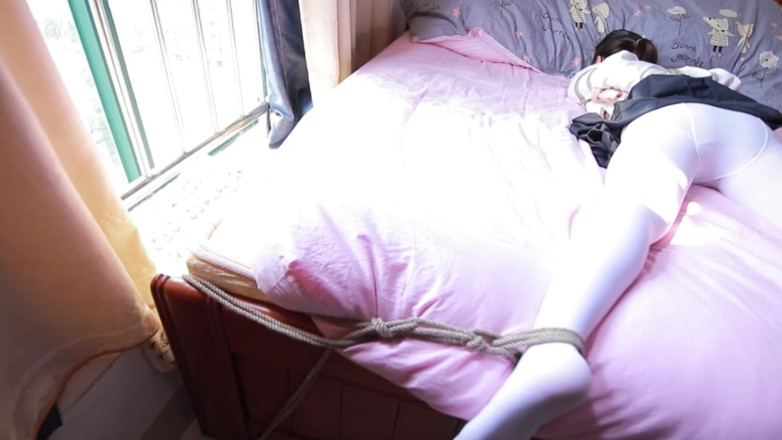 Aisan girl bondage: Hui11 - nohy dívky v bílých punčochách jsou svázány lanem.