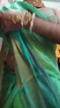 Indisk crossdresser Botten Gaurissy Att pressa och leka med sina stora bröst i blå Saree Verklig hemlagad sex