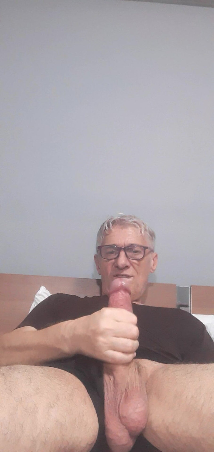 Big uncut hard cock: Masturbacja wielkiego potwora kutasa