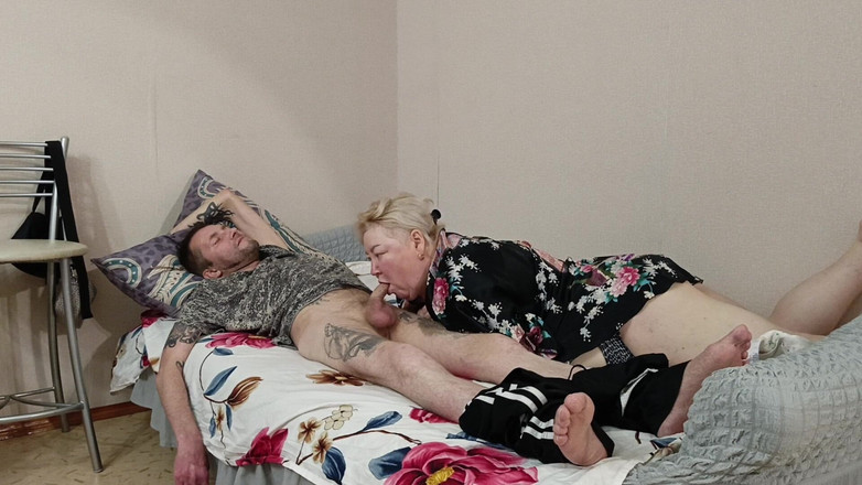 Zona901: Jiran memberikan blowjob dan menelan air mani