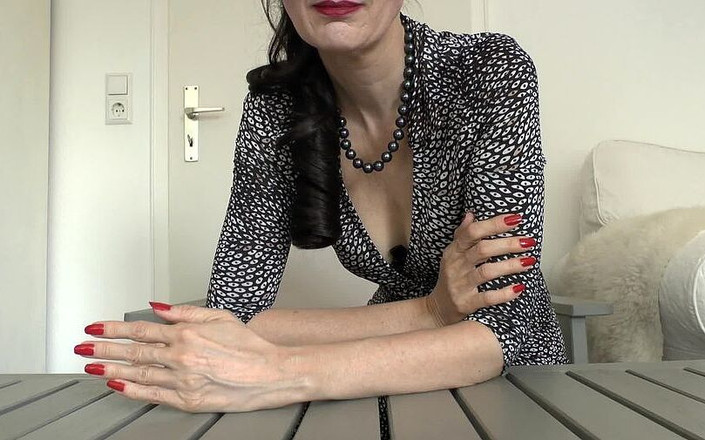 Lady Victoria Valente: Uñas largas clásicas rojas