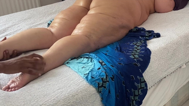 Daddykane: 흑인 대물 자지 애인에게 마사지를 해주고 흑인 대물 자지 질싸를 위해 그녀를 깊고 잘 빨아주는 Zina Gabon 부인