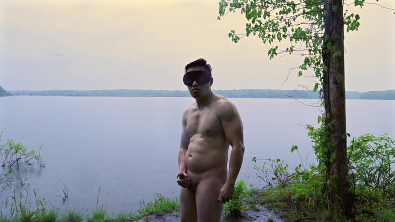 barenakedboy: 在湖边的雨中弯曲和撸管