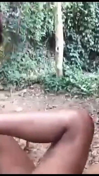 Sex lesbian în pielea goală în parc