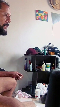 Tip păros care fumează în Jockstrap