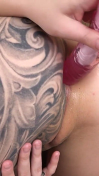 Succosa troia alt-rossa, taylor nicole, scopa entrambi i suoi buchi con un dildo