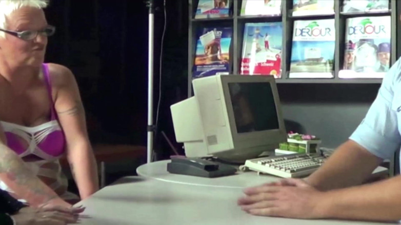 Filles Francaises: Cewek nakal perancis ini nyepong kontol di seks threesome