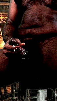 Gooning v strašivém zámečku - obrovský penis beefy jock připraven ke kouření masivní nálože