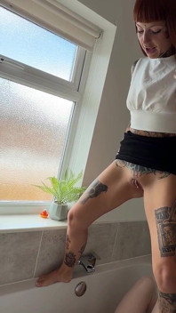 Er pinkelt zum ersten mal auf meinen cuck Sub! Er verlor seine jungfräulichkeit mit goldener dusche