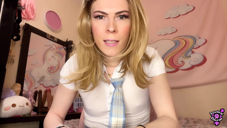 Jessica Bloom: College Tgirl Desperate to Suck Her Own Cock and Swallow...