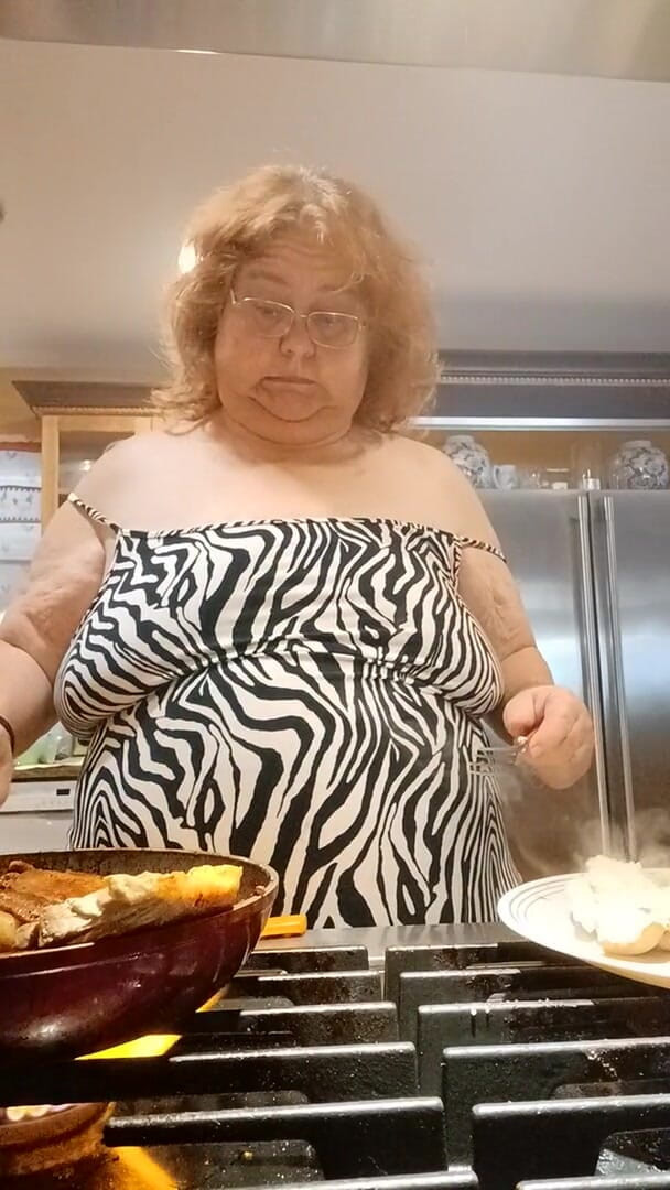 BBW nurse Vicki adventures with friends: Memasak roti untuk makan malam dan berkelip semasa saya memasak